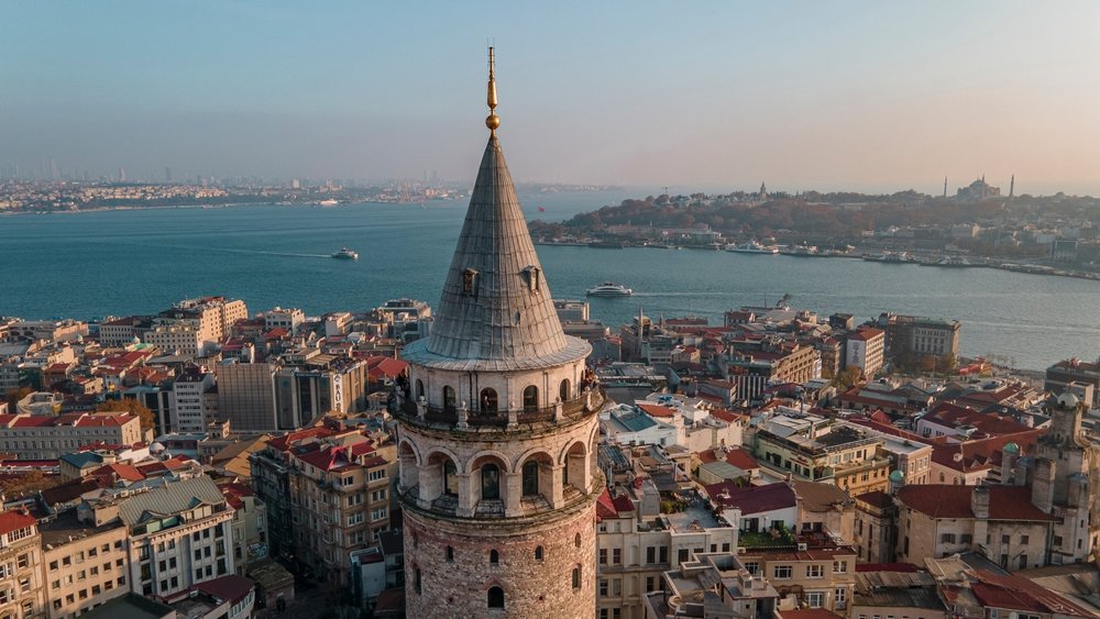 BEYOĞLU DİPLOMASİDEN POLİTİKAYA BİR SEMT BEYOĞLU